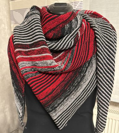 Rot-schwarz-grau gestreifter Schal, drapiert auf einem Modell.