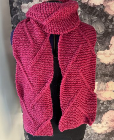 Rosa gestrickter Schal mit Zickzackmuster, glatt und dick.