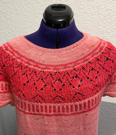 Zweig Rosa gestricktes Oberteil mit grafischem Muster und runden Ausschnitt.