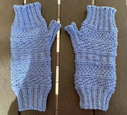 Hellblaue Fingerloshandschuhe mit strukturiertem Muster.