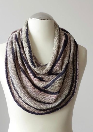 Schal mit geschichtetem Design in hellen und dunklen Farbtönen.