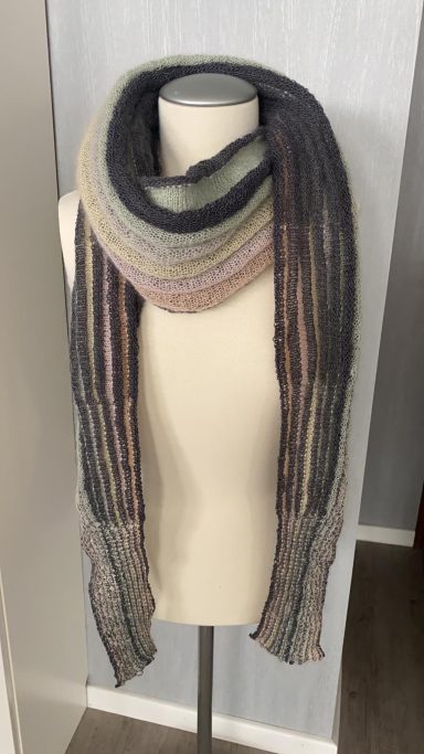 Sichtbare, mehrfarbige Strickschal auf einer Kleiderpuppe.